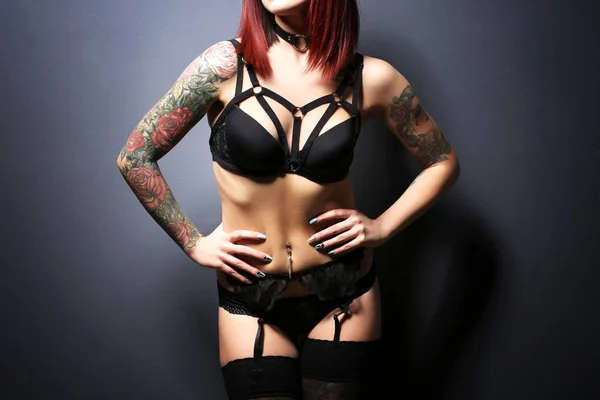 Menina bonita com tatuagem em lingerie preta — Fotografia de Stock