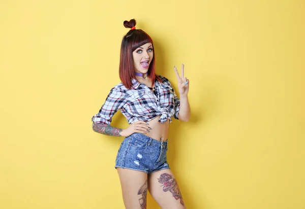 Menina bonita com tatuagem no fundo de cor — Fotografia de Stock