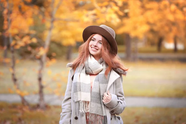 Schöne Frau im Herbstpark — Stockfoto