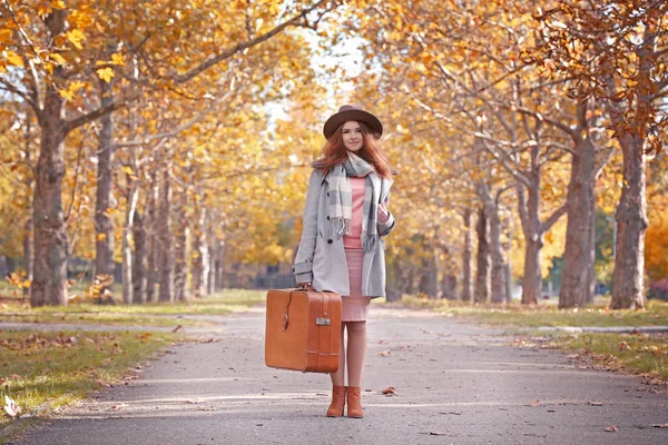 Schöne Junge Frau Mit Koffer Herbstlichen Park — Stockfoto