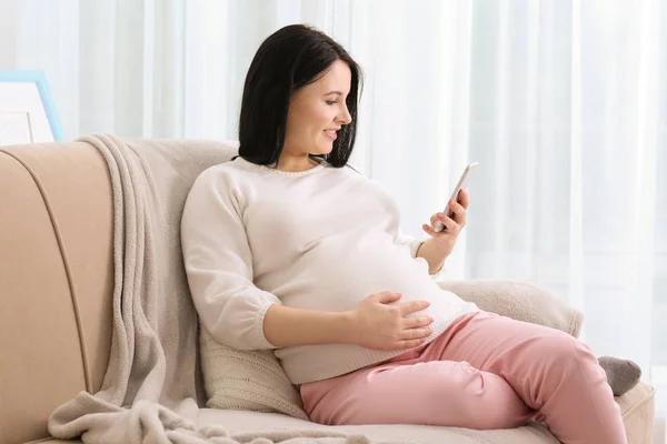 Jonge zwangere vrouw — Stockfoto