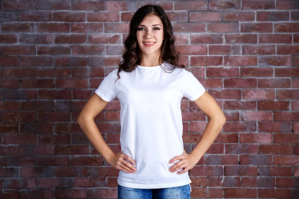 Kobieta w puste t-shirt — Zdjęcie stockowe