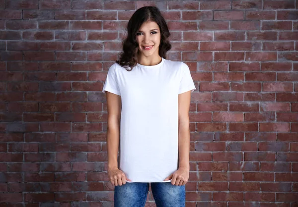 Mujer en camiseta en blanco —  Fotos de Stock