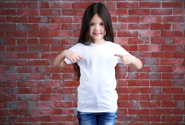 Маленькая девочка в пустой футболке — стоковое фото