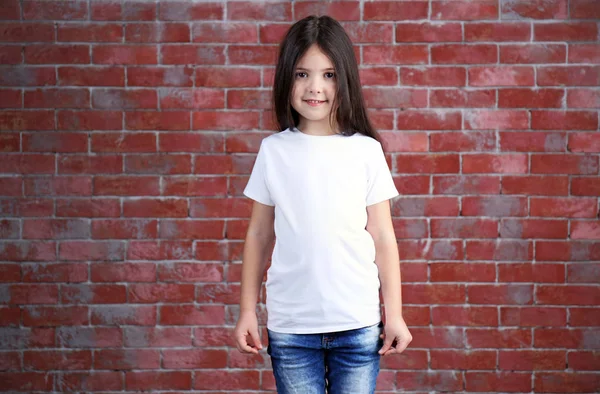 Κοριτσάκι στο κενό t-shirt — Φωτογραφία Αρχείου