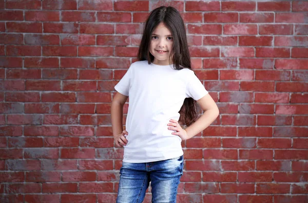 Boş t-shirt, küçük kız — Stok fotoğraf