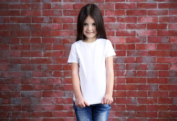 Liten flicka i tomma t-shirt — Stockfoto