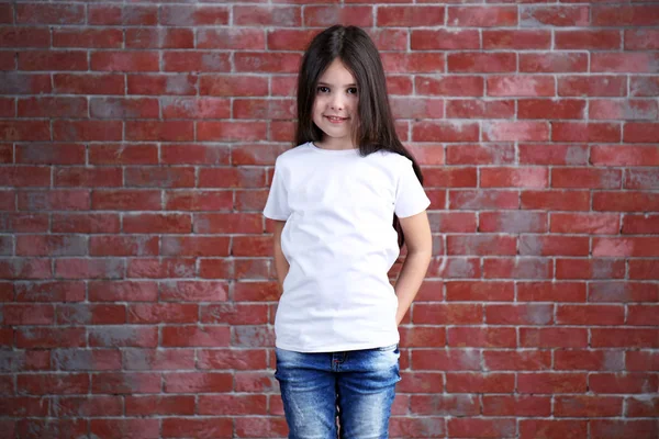 Niña en camiseta en blanco —  Fotos de Stock