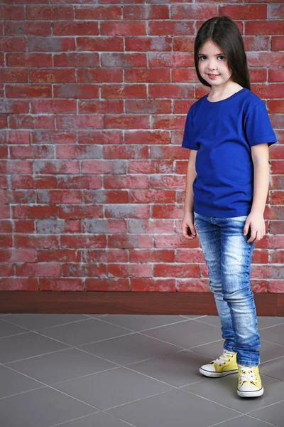 Niña en camiseta en blanco —  Fotos de Stock