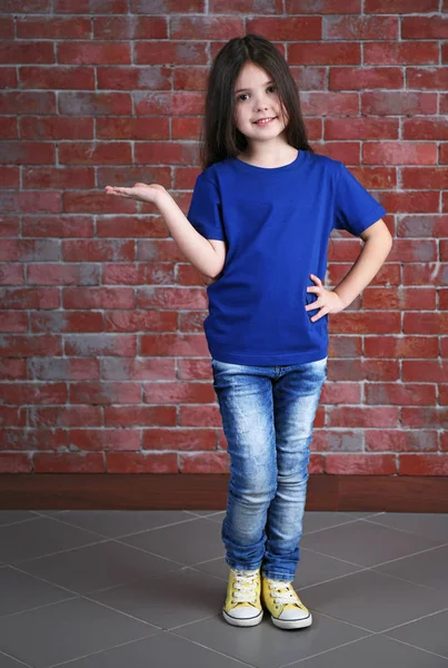 Klein meisje in lege t-shirt — Stockfoto