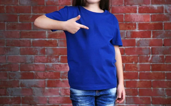 Chica en camiseta en blanco —  Fotos de Stock