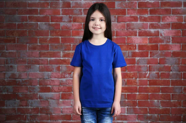 Boş t-shirt, küçük kız — Stok fotoğraf