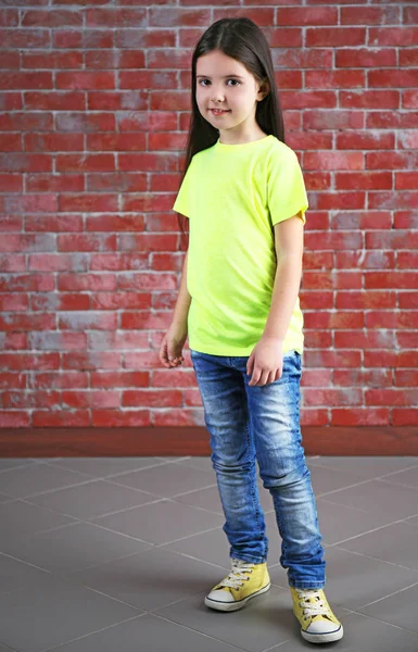 Маленька дівчинка в порожній футболці — стокове фото
