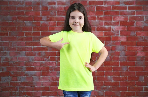 Niña en camiseta en blanco —  Fotos de Stock