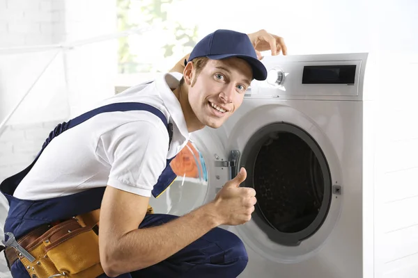 Klempner repariert Waschmaschine — Stockfoto
