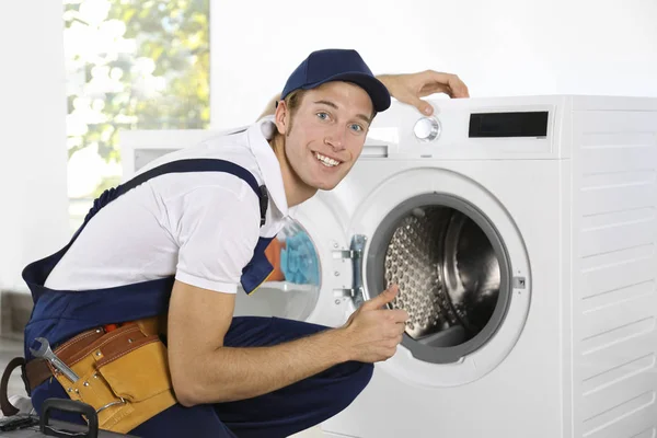 Hydraulikiem naprawy pralki — Zdjęcie stockowe