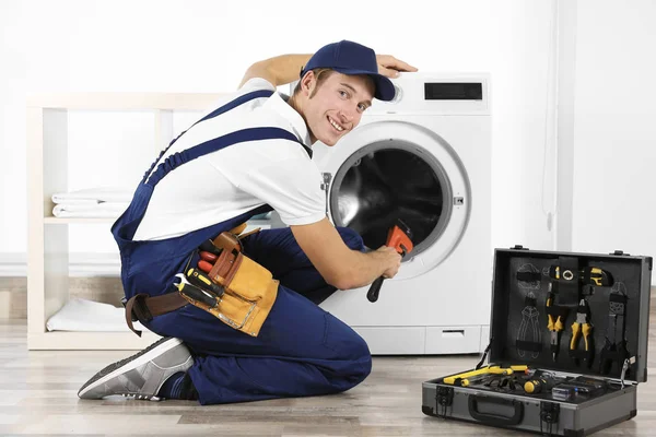 Loodgieter reparatie wasmachine — Stockfoto