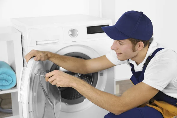 Encanador reparação máquina de lavar roupa — Fotografia de Stock