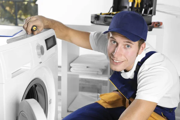 Loodgieter reparatie wasmachine — Stockfoto