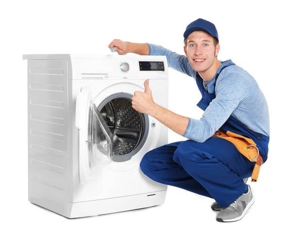 Tesisatçı çamaşır makinesini tamir ediyor. — Stok fotoğraf