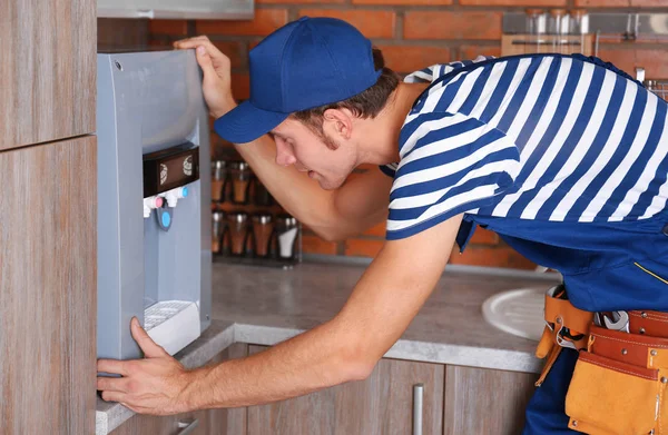 Specialist Repairing Water Cooler Kitchen — Stock Photo, Image