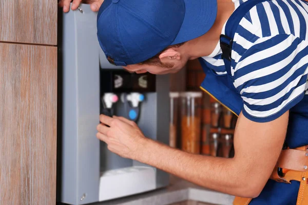 Especialista Reparação Refrigerador Água Cozinha — Fotografia de Stock