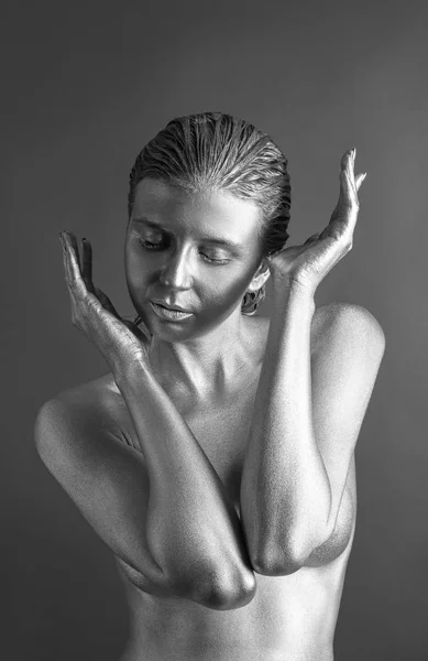 Жінка, пофарбована срібною фарбою — стокове фото