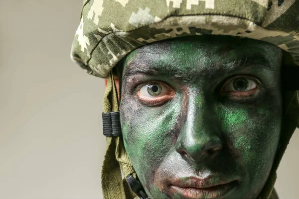 Soldado Com Pintura Facial Sobre Fundo Cinza Close — Fotografia de Stock