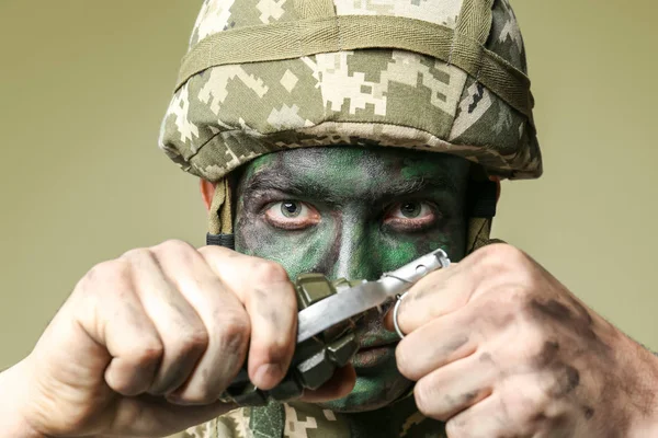 Vue Rapprochée Soldat Tirant Goupille Sécurité Grenade Fragmentation Sur Fond — Photo