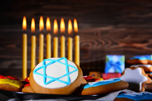 Galletas para Hanukkah en mesa de madera — Foto de Stock