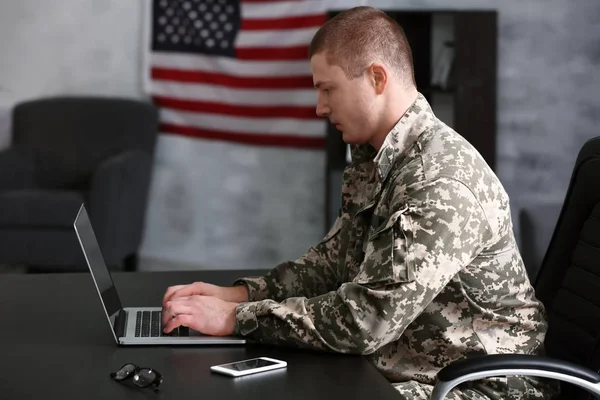 Soldier working with laptop in headquarters building — Stock Photo, Image