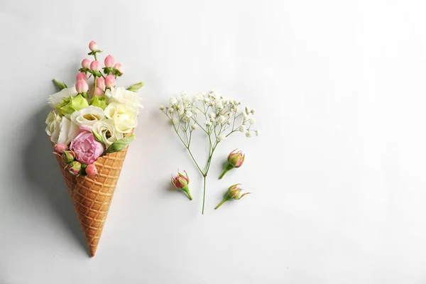 Cone de waffle com composição de flores — Fotografia de Stock