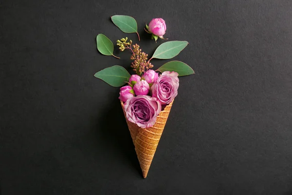 Wafel kegel met samenstelling van rozen — Stockfoto