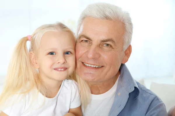 Niedliches glückliches Mädchen mit Großvater zu Hause — Stockfoto