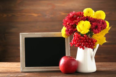 Vazoda Çiçekler ile Vintage kahverengi kare 