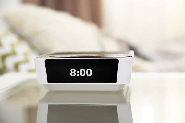 Digital klocka på sängbord — Stockfoto