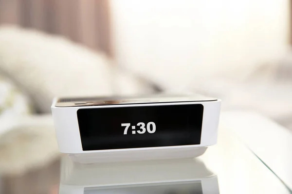 Digital klocka på sängbord — Stockfoto