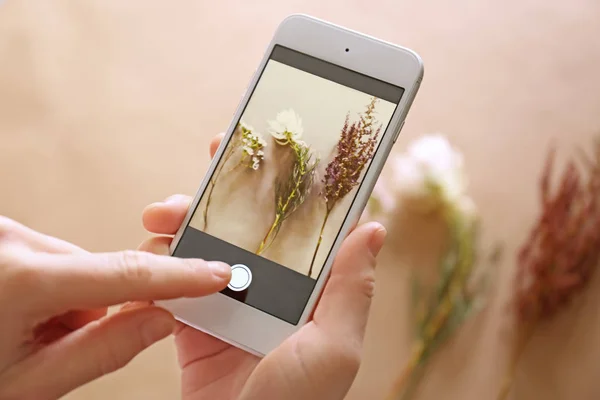 女性の手が植物の写真を撮る — ストック写真