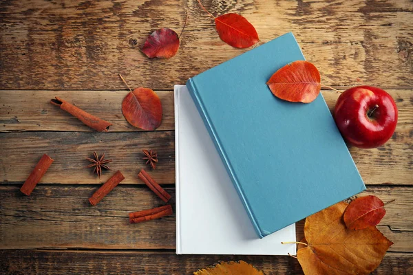 Schöne Herbstkomposition mit Büchern — Stockfoto