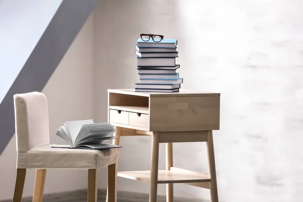 Pieni puinen pöytä kirjoja — kuvapankkivalokuva