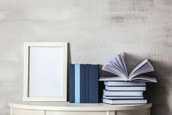 Livros com moldura na mesa — Fotografia de Stock