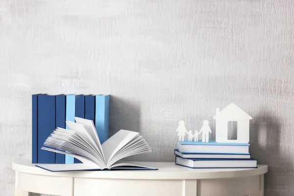 Libros azules en la mesa —  Fotos de Stock