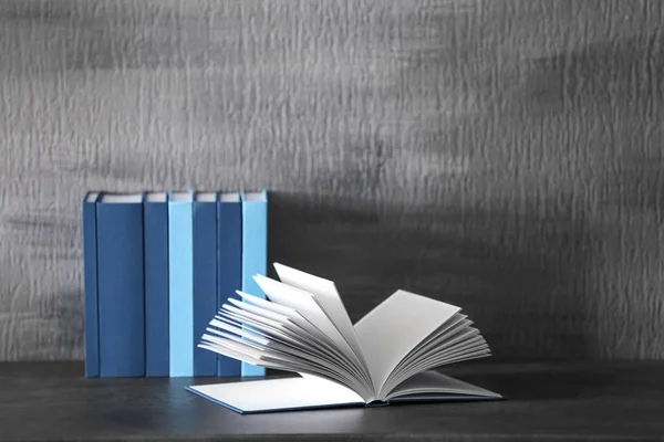 Blå böcker på bord — Stockfoto