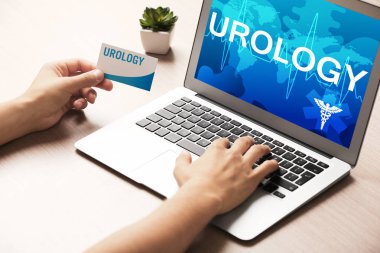 Doktor dizüstü bilgisayarla çalışıyor. 