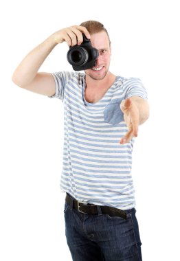 Kameralı yakışıklı fotoğrafçı.