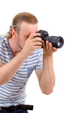 Kameralı yakışıklı fotoğrafçı.