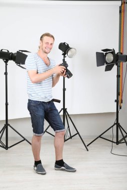 Kameralı yakışıklı fotoğrafçı.