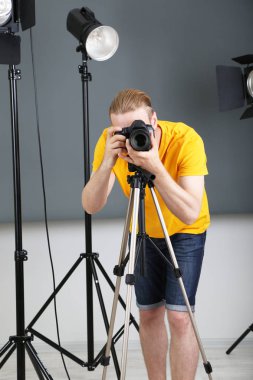 Kameralı yakışıklı fotoğrafçı.