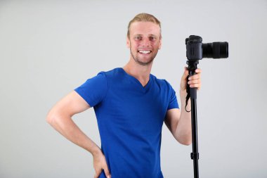 Kameralı yakışıklı fotoğrafçı.