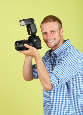 Kameralı yakışıklı fotoğrafçı.